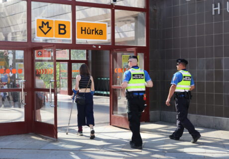 Policie u metra – preventivní akce (19)
