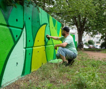 Mural art – hřiště ve vnitrobloku u MŠ U Bobříka (2)